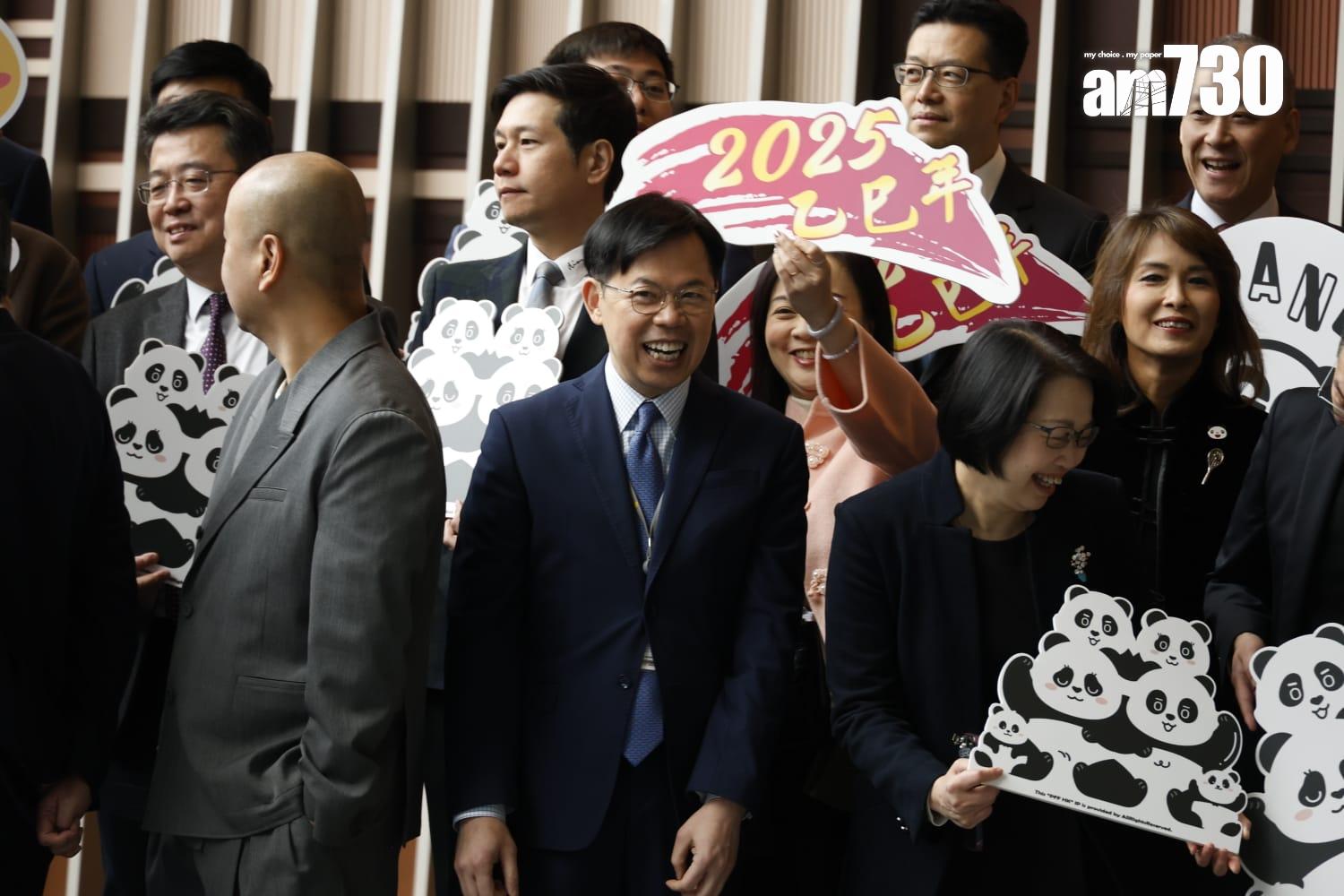 150隻熊貓雕塑今日起在立法會大樓地下大堂展出。(林俊源攝)