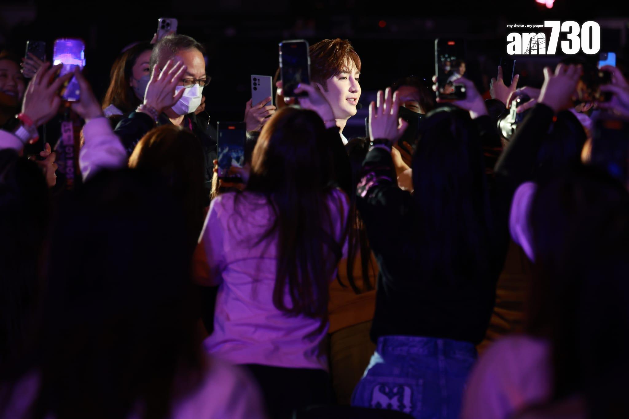 《Katch the Pop SUNMI x ANSON LO x JEREMY》音樂會,Anson Lo走到台下與fans近距離接觸。(羅錦鴻攝)