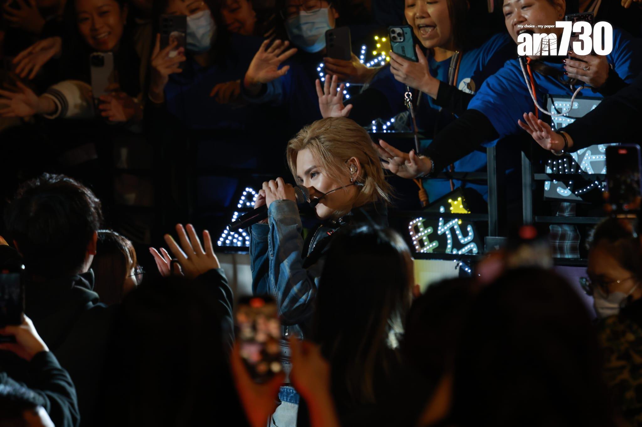 《Katch the Pop SUNMI x ANSON LO x JEREMY》音樂會,Jeremy走到台下與fans近距離接觸。(羅錦鴻攝)