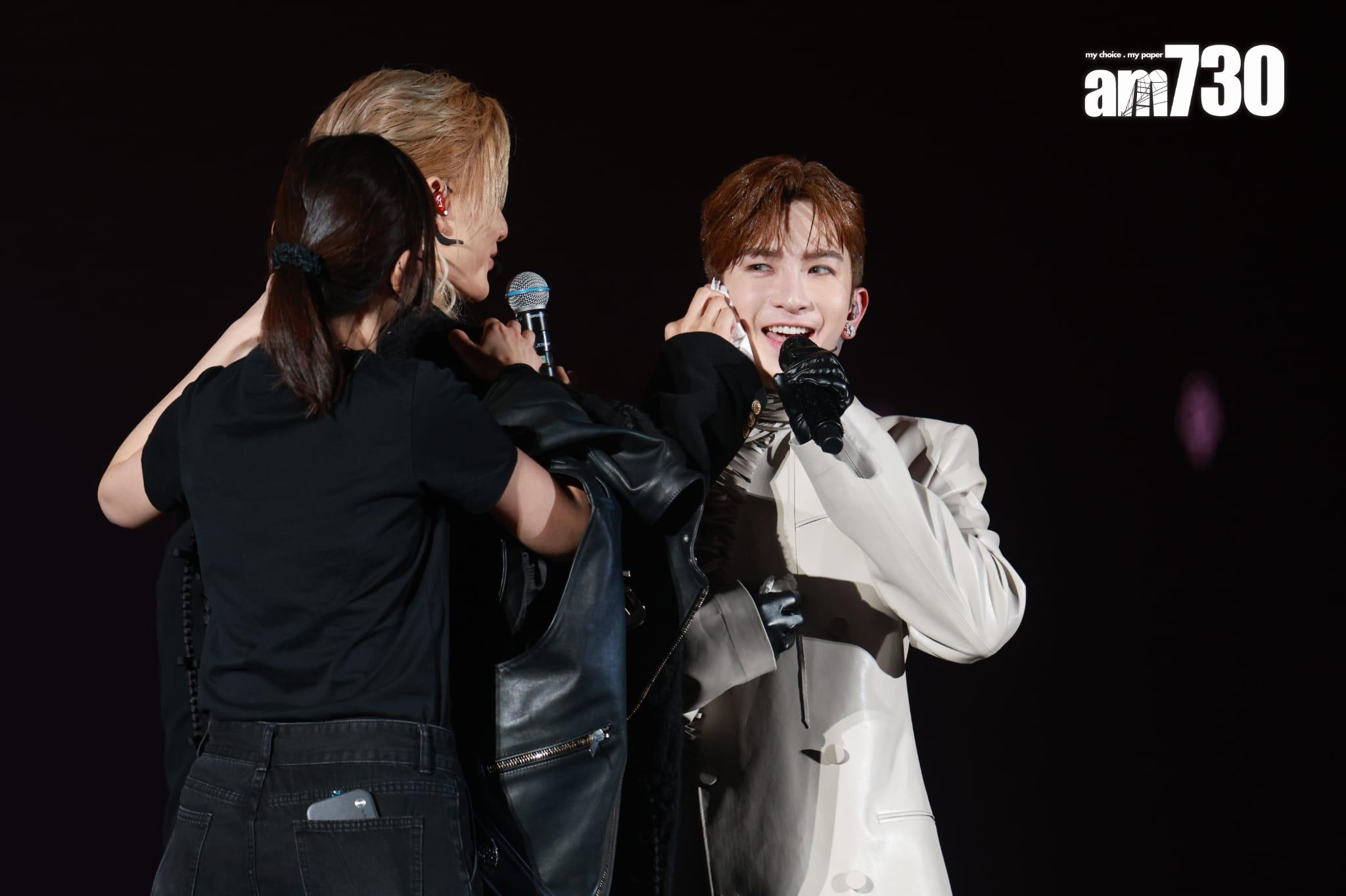 Anson Lo唱到爆汗,「米媽」Jeremy貼心地幫忙抺汗。(羅錦鴻攝)