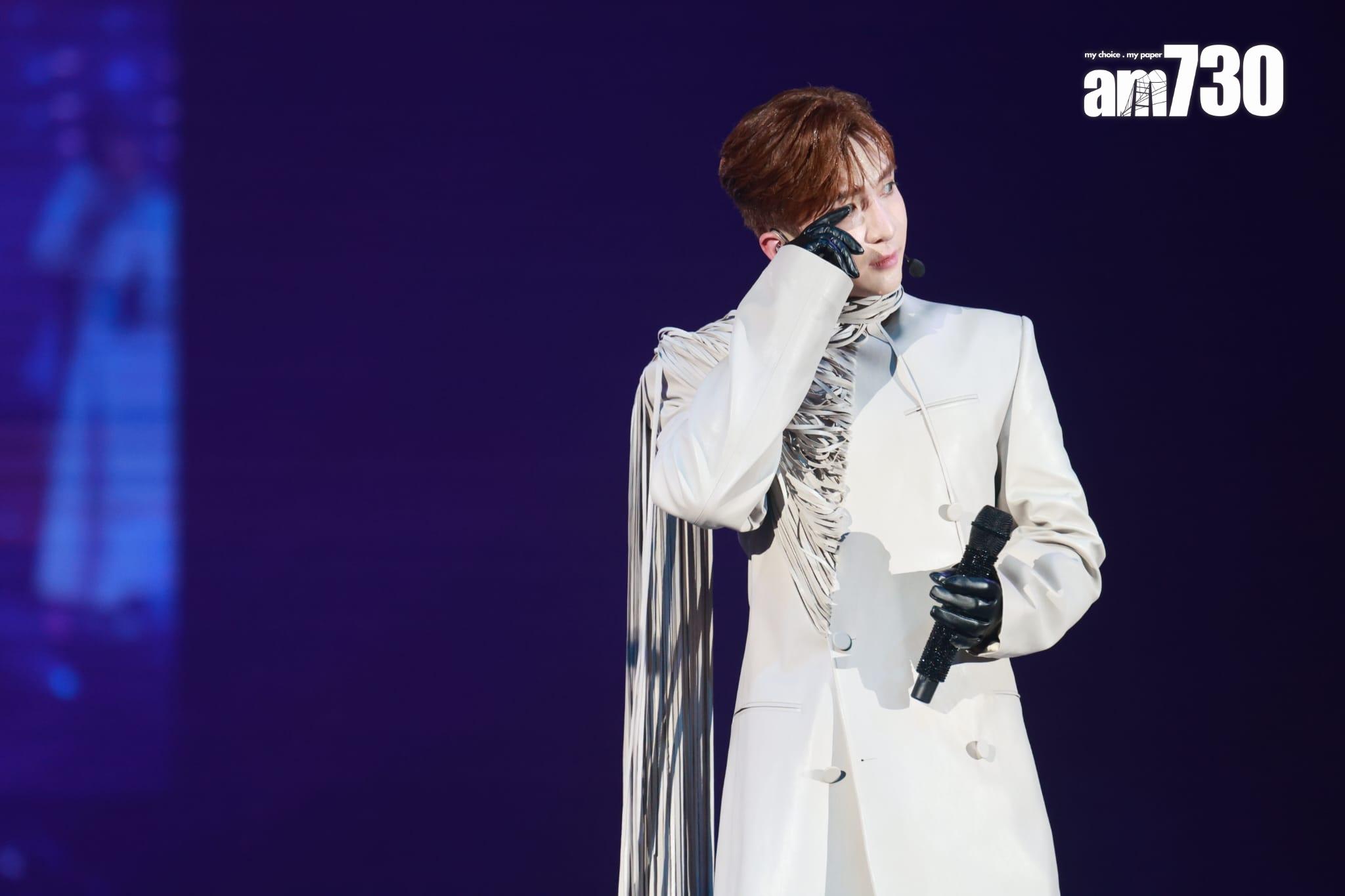 Anson Lo唱到爆汗,「米媽」Jeremy貼心地幫忙抺汗。(羅錦鴻攝)