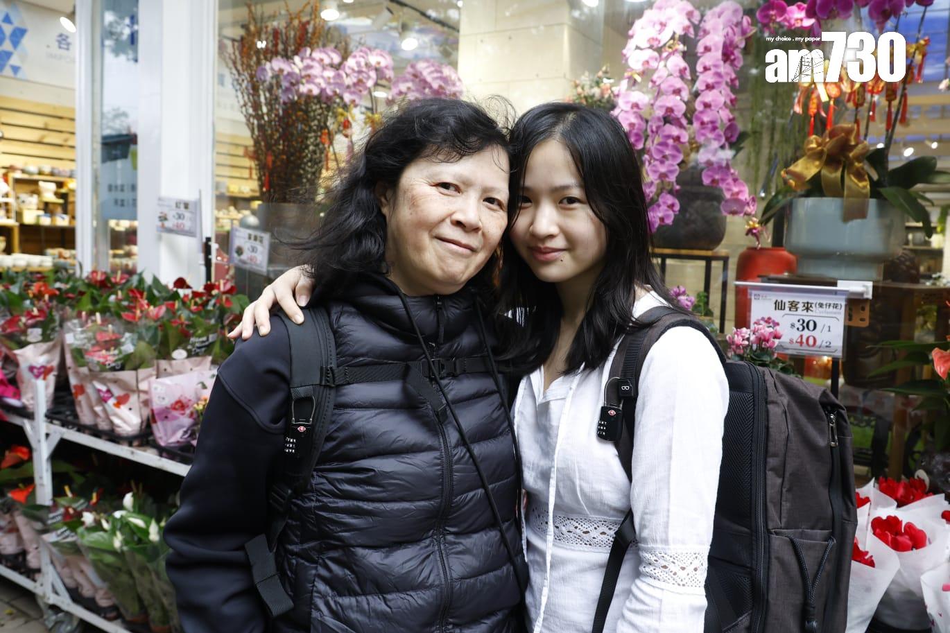 Julia (右)與家人一起在港旅遊。 (林俊源攝)