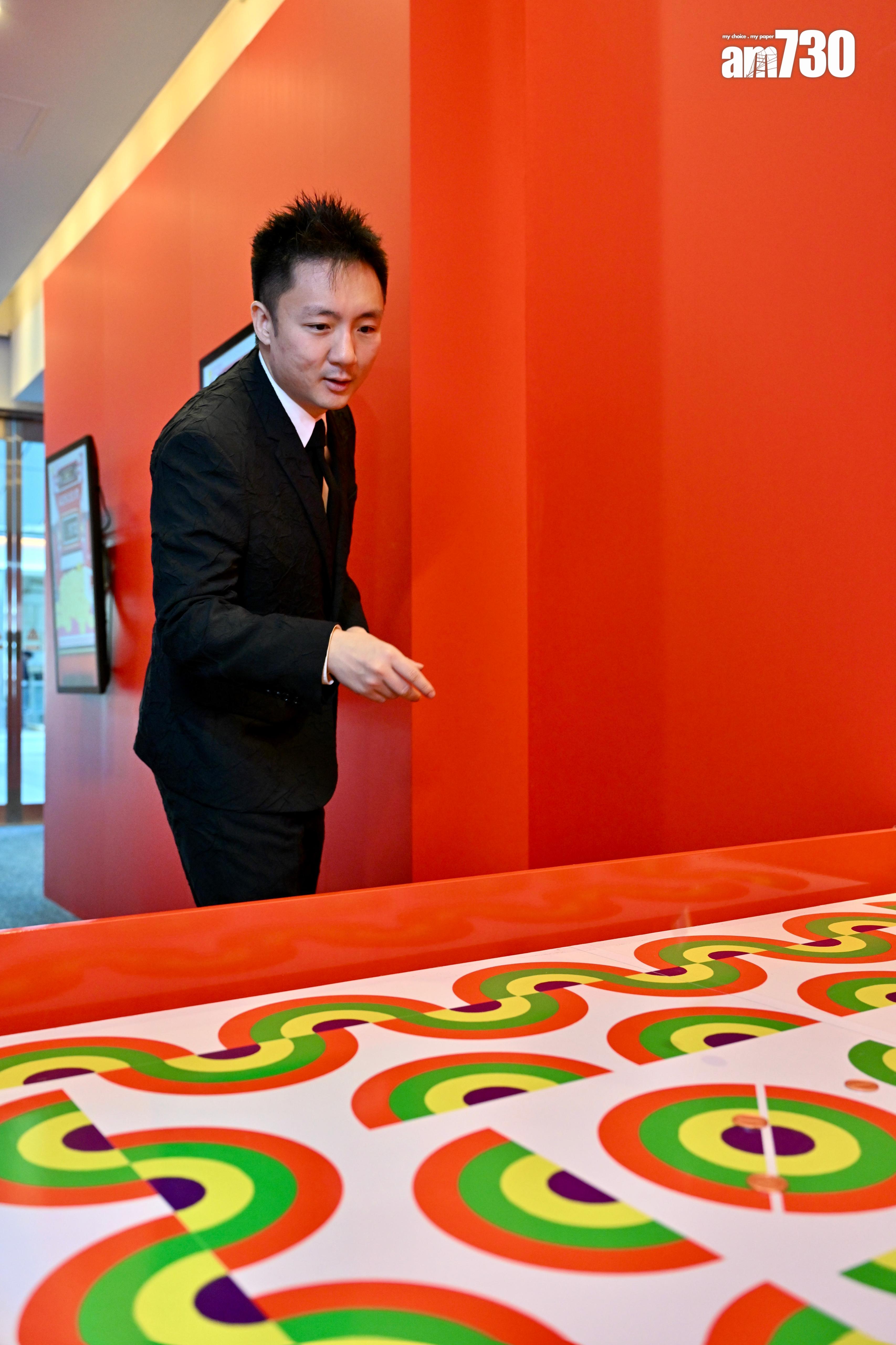 鍾培生引入香港人至愛的擲彩虹,他更連中幾次。(娛樂組攝)