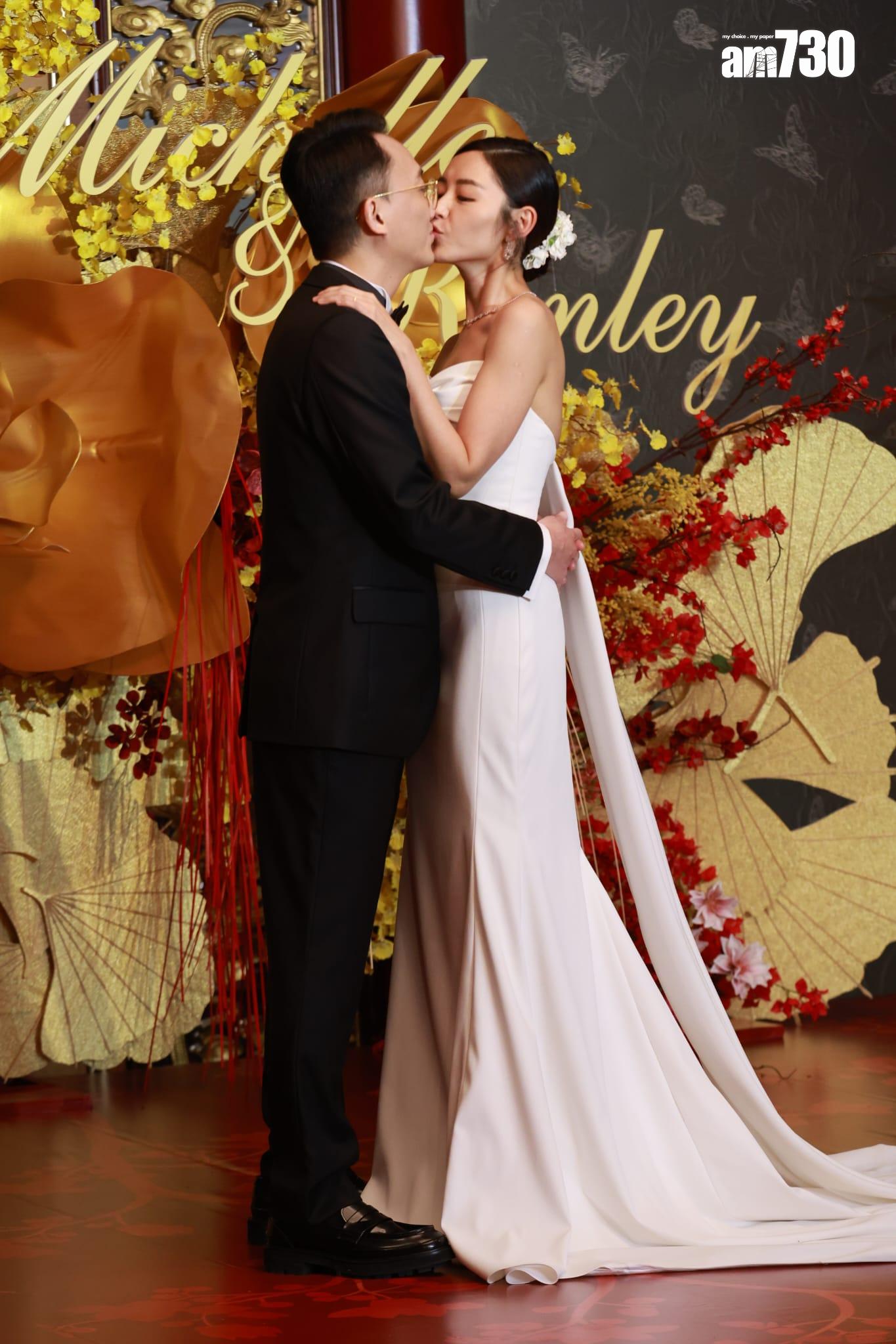 一對新人見傳媒時被要邀求錫錫時,周太衛詩雅表現怕醜,傻笑過不停,相反周祉安見傳媒時表現淡定。