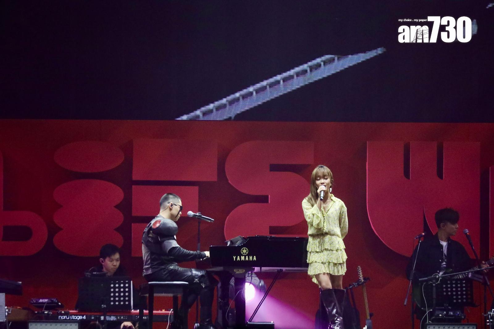 Moon Tang在舊愛Gareth T.舊愛鋼琴伴奏下,與對方合唱《Honest》。(羅錦鴻攝)