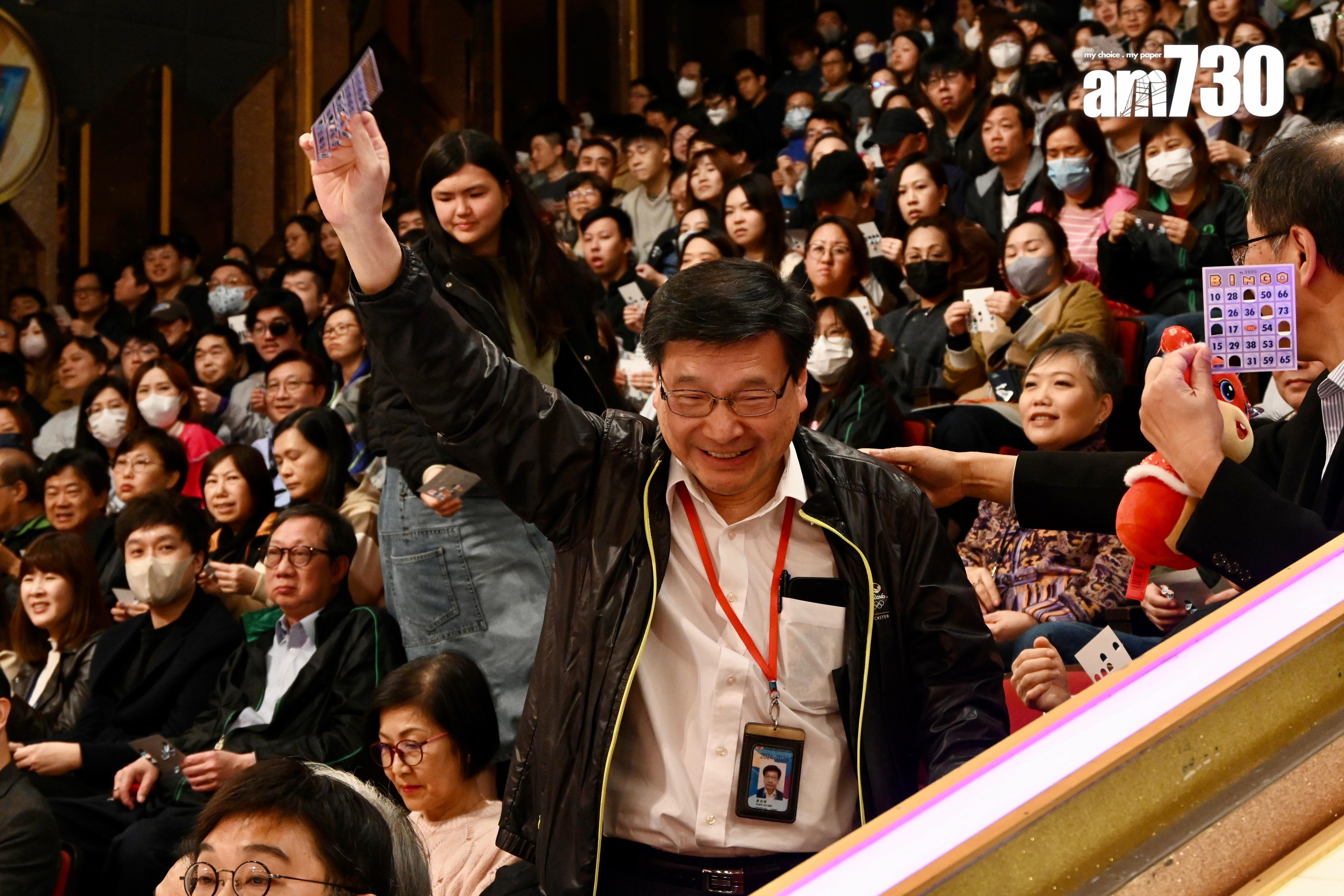 袁志偉一度以為自己中獎,及後發現67的號碼是不對,撲場空。