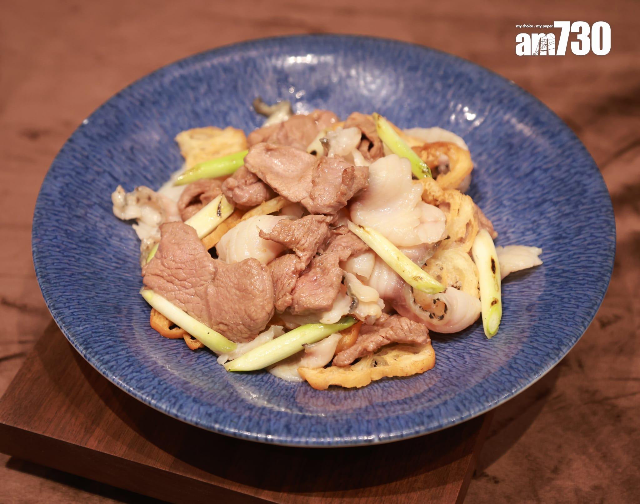 小葱魚羊鮮$148 混合鯛魚片、羊肉片、油炸鬼及葱段同炒,灑上孜然粉,充滿鑊氣。(羅錦鴻攝)
