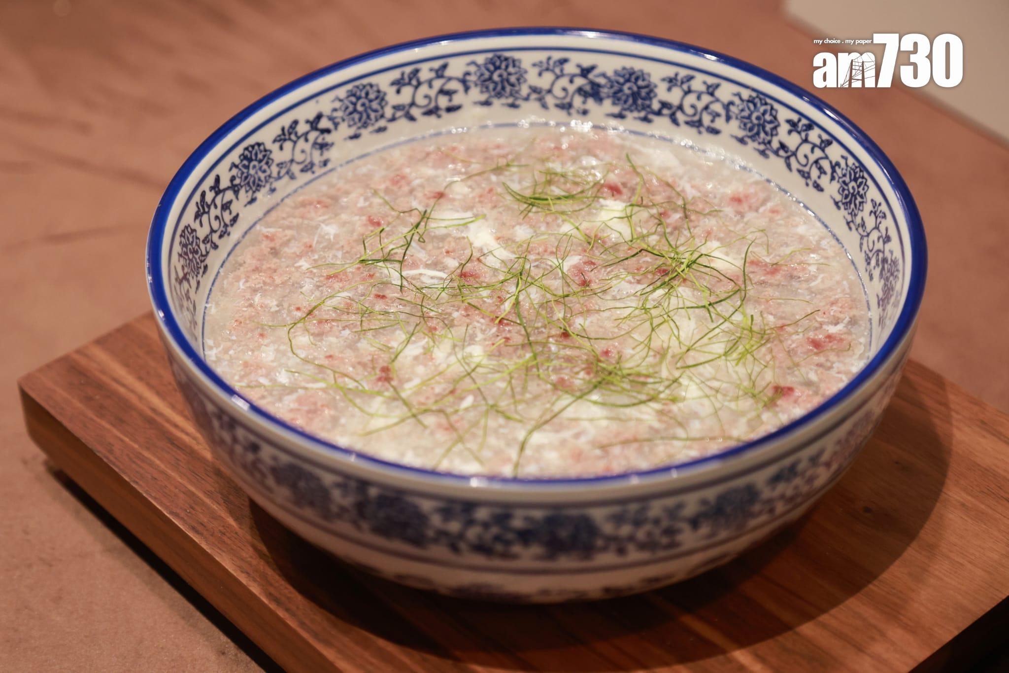 有機藜麥氂牛肉羹$48位,$148例(羅錦鴻攝) 氂牛肉碎嫩滑,加入青海有機藜麥及蛋白煮成,灑上蛇羹專配的檸檬葉,增添清香層次。