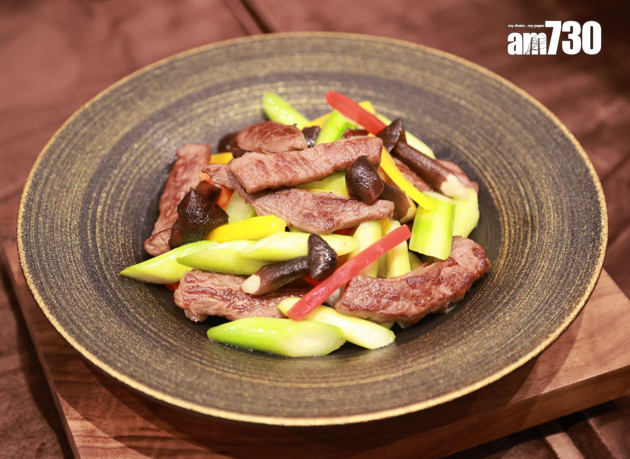 雞樅菌露筍炒氂牛柳$128(羅錦鴻攝)