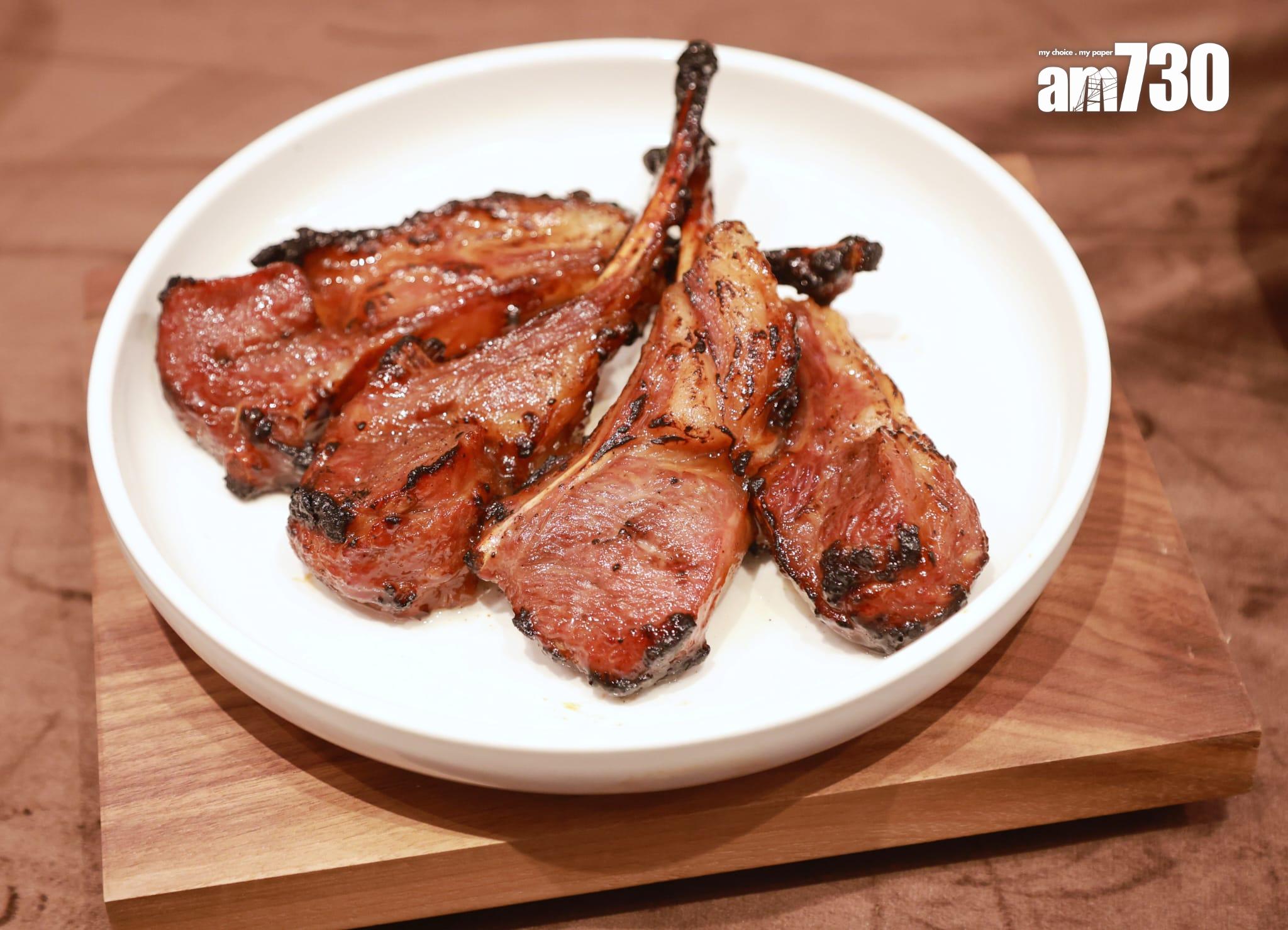 掛爐蜜味燒藏羊排$128/4件 演繹法有新意,藏羊排入口頗有明爐叉燒的風味,外層蜜甜焦香,羊肉厚身,肉質緊緻細膩。 (羅錦鴻攝)