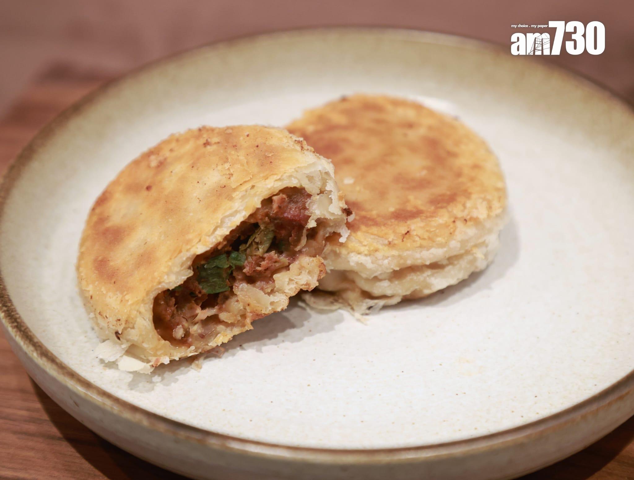 祁連黃菇氂牛肉酥餅$32件,2件起 酥餅上枱熱辣辣,青海氂牛肉醬充滿肉汁,肉味純沒牛羶,配祁連黃菇組合相襯。(羅錦鴻攝)