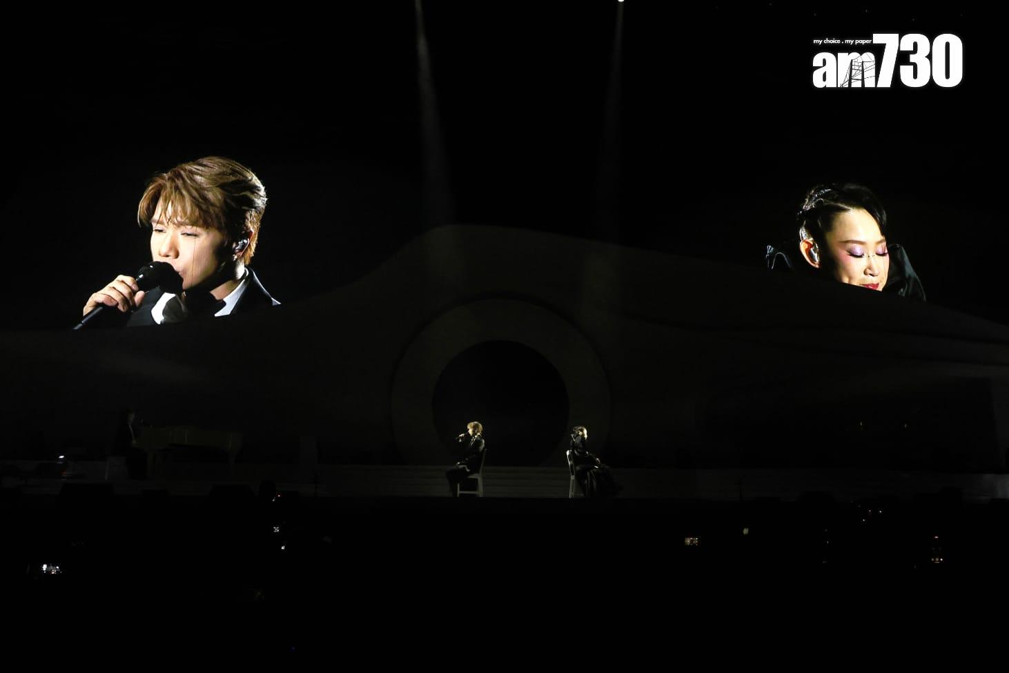 王菀之和張敬軒在《合體 – 王菀之演唱會2025》背對背合唱《下次愛你》。(娛樂組攝)