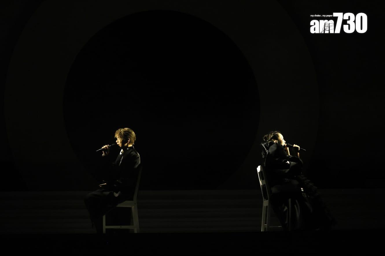 王菀之和張敬軒在《合體 – 王菀之演唱會2025》背對背合唱《下次愛你》。(娛樂組攝)