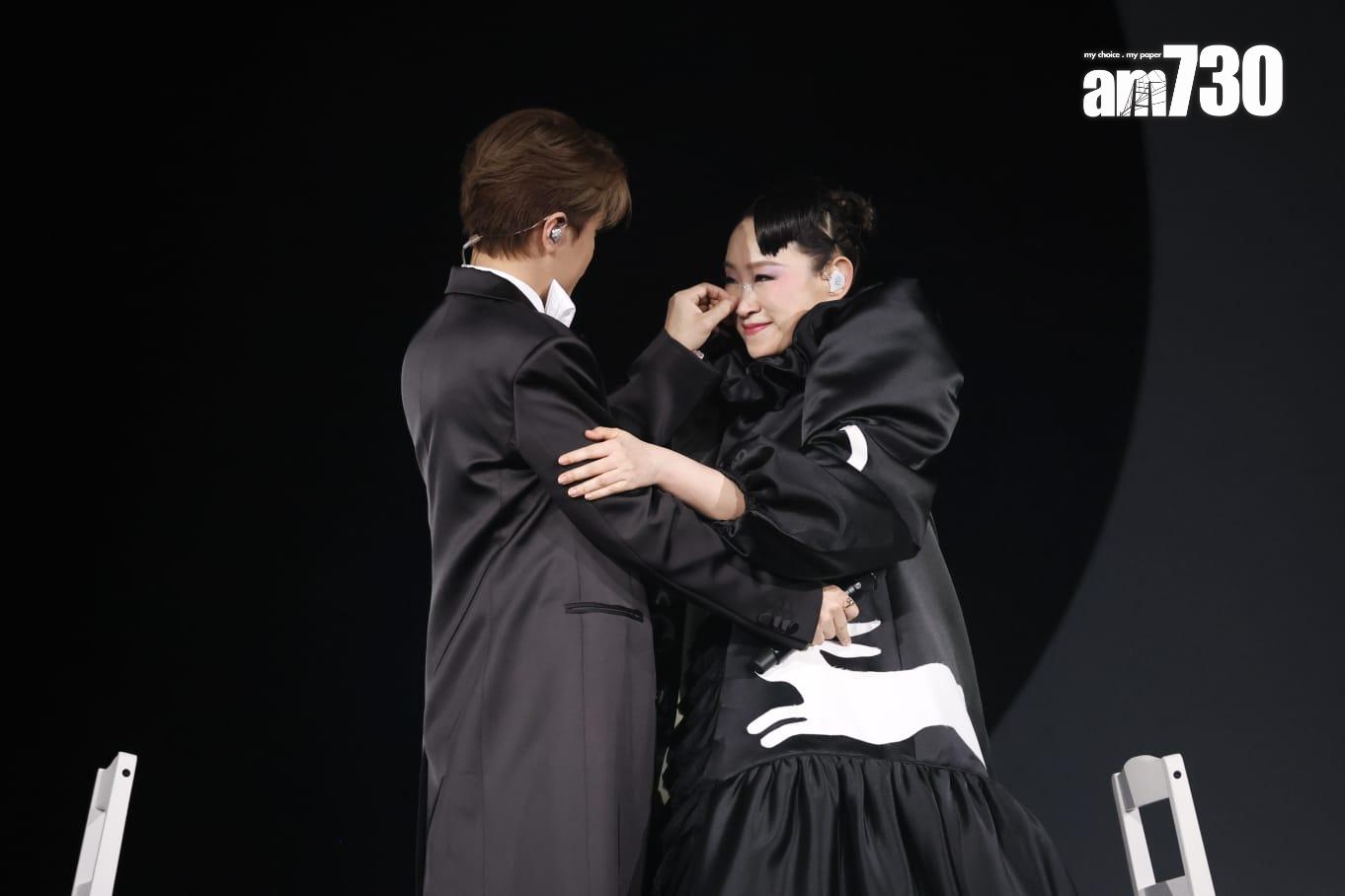 王菀之和張敬軒背對背合唱《下次愛你》後,軒仔為Ivana整理妝容。(娛樂組攝)