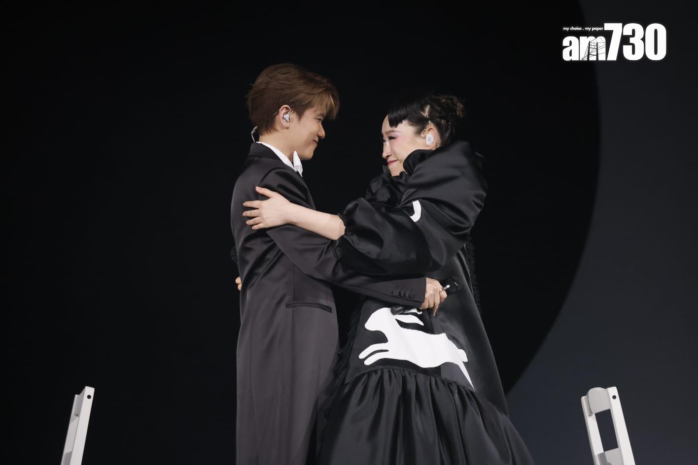 王菀之和張敬軒背對背合唱《下次愛你》後,兩人深情對望。(娛樂組攝)