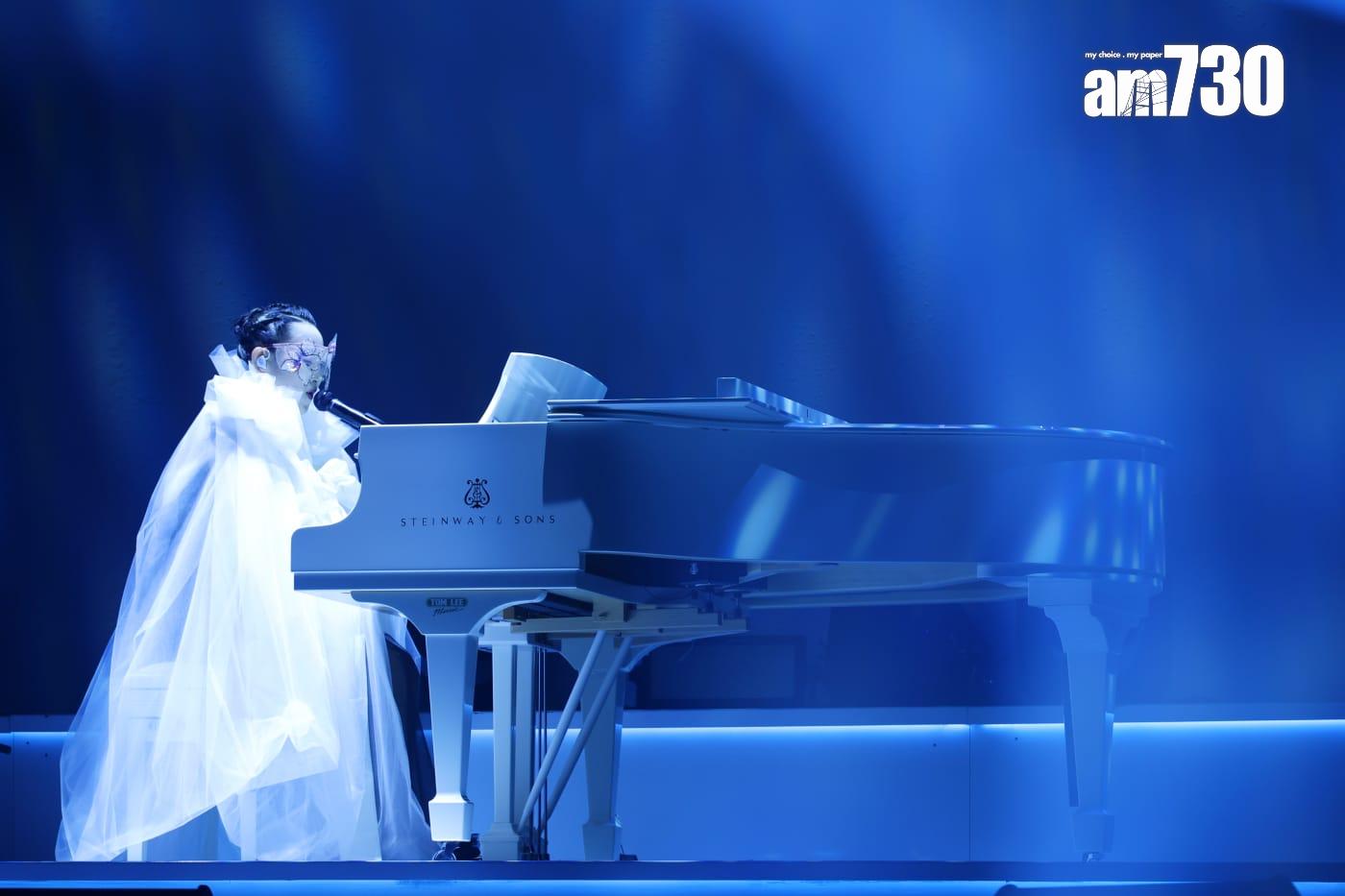 王菀之舉行入行20周年《合體 – 王菀之演唱會2025》,當然少不了自彈自唱環節。(娛樂組攝)