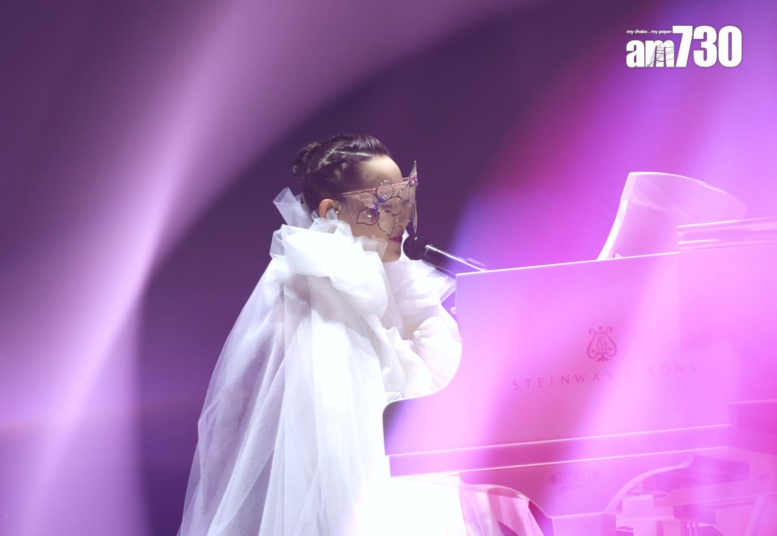 王菀之舉行入行20周年《合體 – 王菀之演唱會2025》,當然少不了自彈自唱環節。(娛樂組攝)