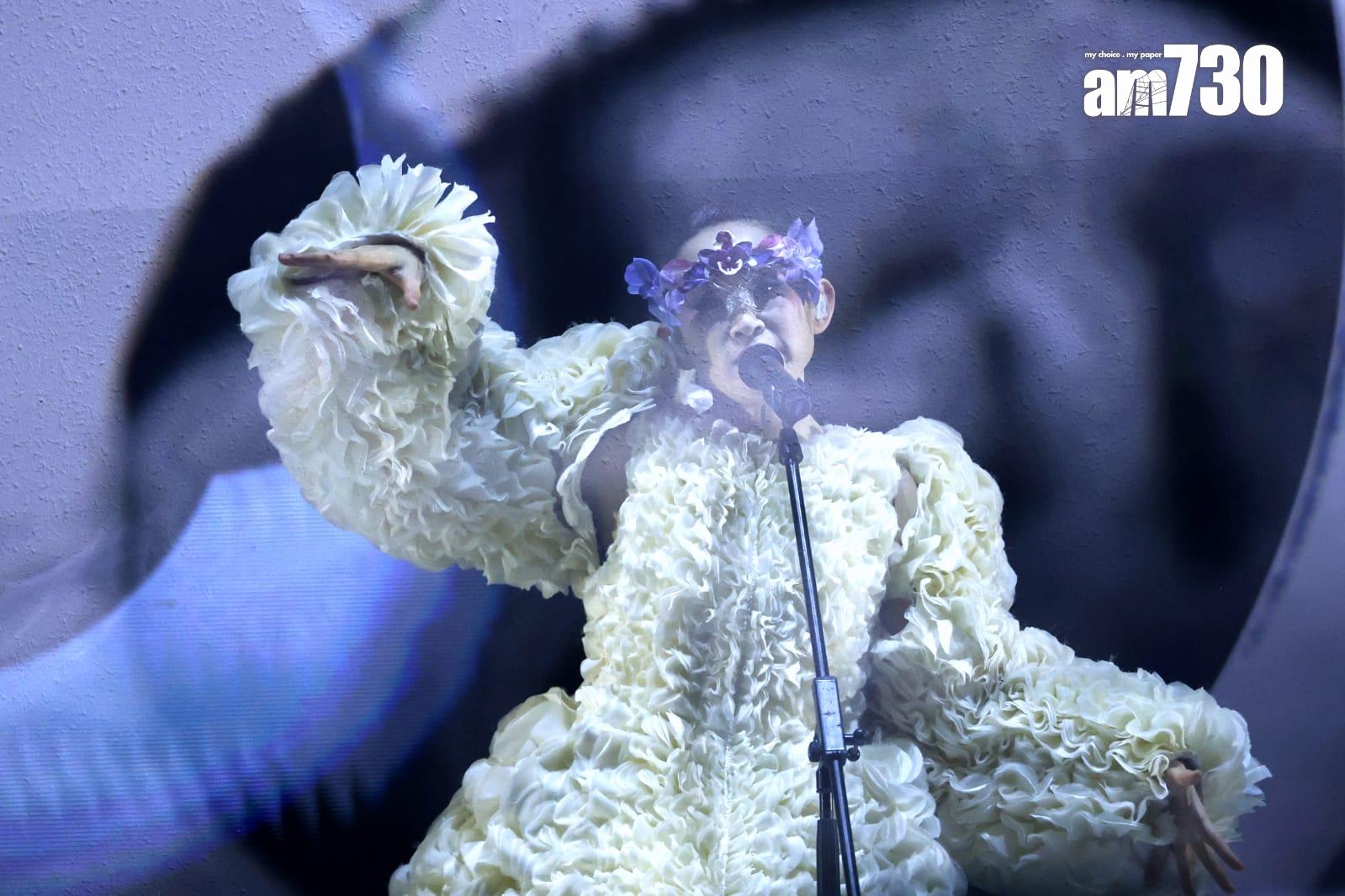 王菀之甫開場便叫大家企起身,炒熱全場氣氛。(娛樂組攝)