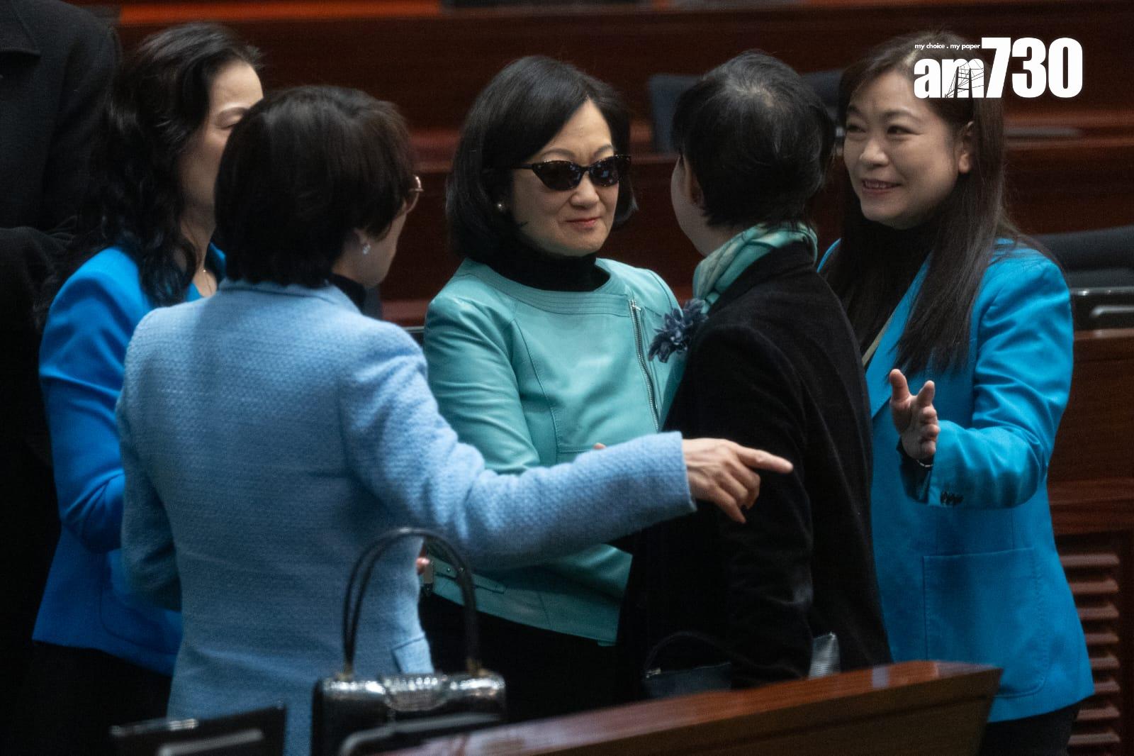 財政司司長陳茂波宣讀財政預算案,行政會議召集人、新民黨主席葉劉淑儀身穿湖水藍色外套,並配戴墨鏡。(蘇文傑攝)