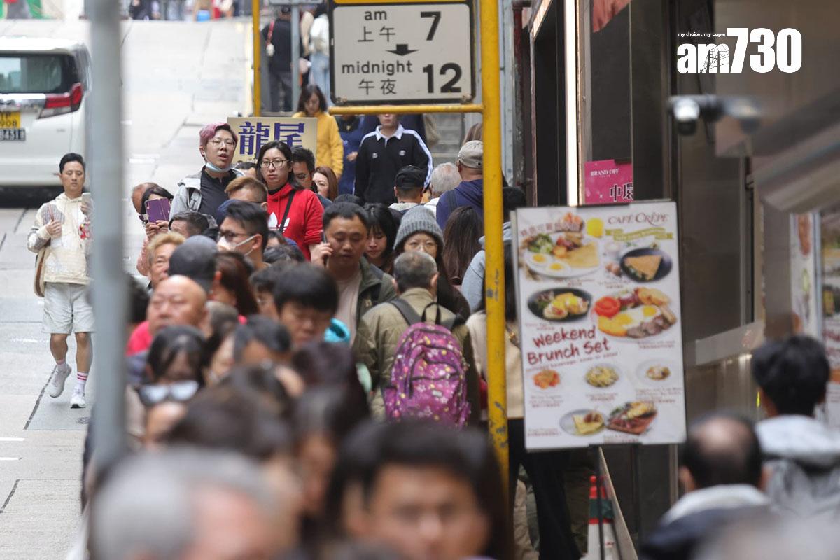 六合彩新春金多寶今晚攪珠,中環士丹利街投注站外大排長龍。(吳康琦攝)