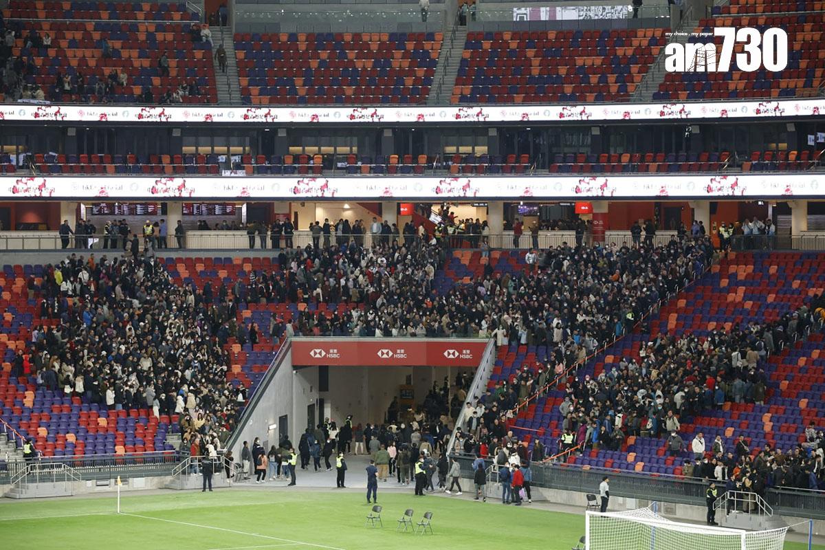 啟德體育園舉辦大型演練,觀眾在賽事完結後魚貫離場。(林俊源攝)