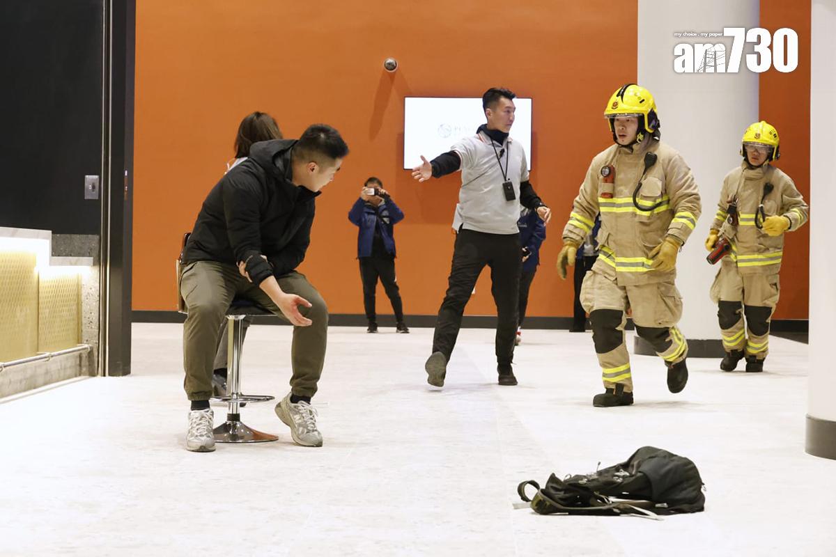 啟德體育園舉辦大型演練,模擬有入場人士的流動充電器起火和冒煙。(林俊源攝)