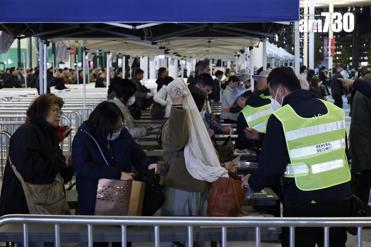 啟德體育園舉辦大型演練,觀眾入場前接受安檢。(林俊源攝)