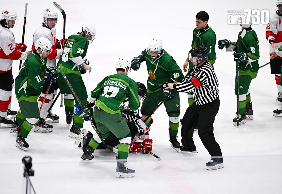 冰球港隊在戰勝土庫曼後與對方爆發激烈肢體衝突,有港隊球員遭圍毆。(新華社)