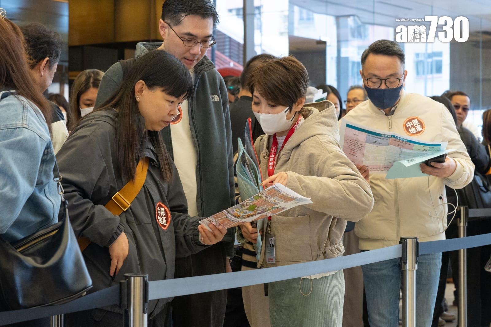截至下午約5時,「朗天峰」首輪推售250伙獲得認購,總成交金額達9.6億元。(蘇文傑攝)