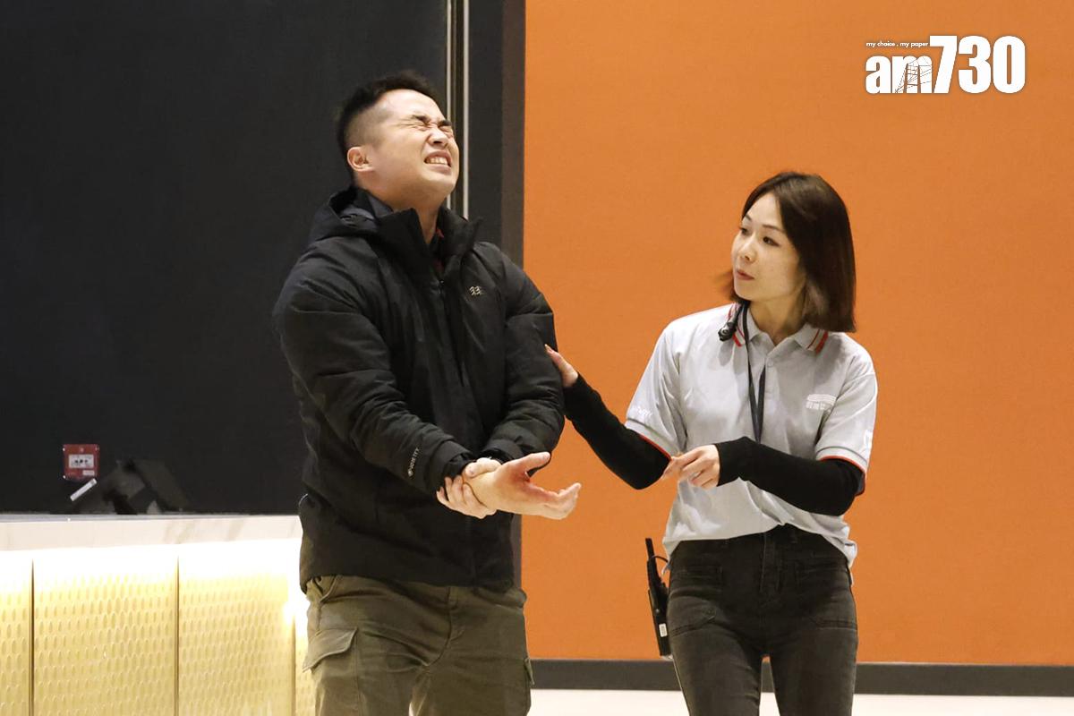 啟德體育園舉辦大型演練,模擬有入場人士的流動充電器起火和冒煙。(林俊源攝)