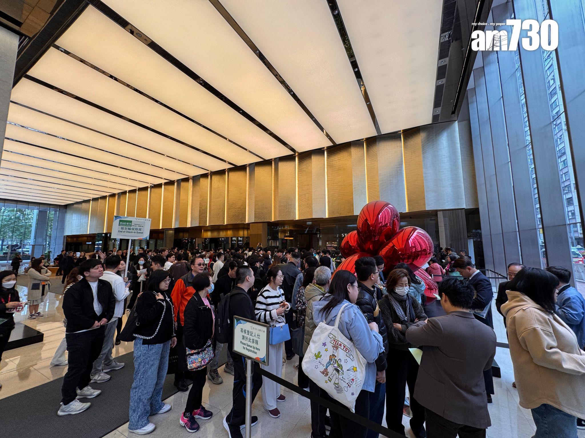 「朗天峰」 A組買家於早上約9時報到,位於鰂魚涌嘉里中心的售樓處外有大批準買家排隊等候揀樓,氣氛熱鬧。