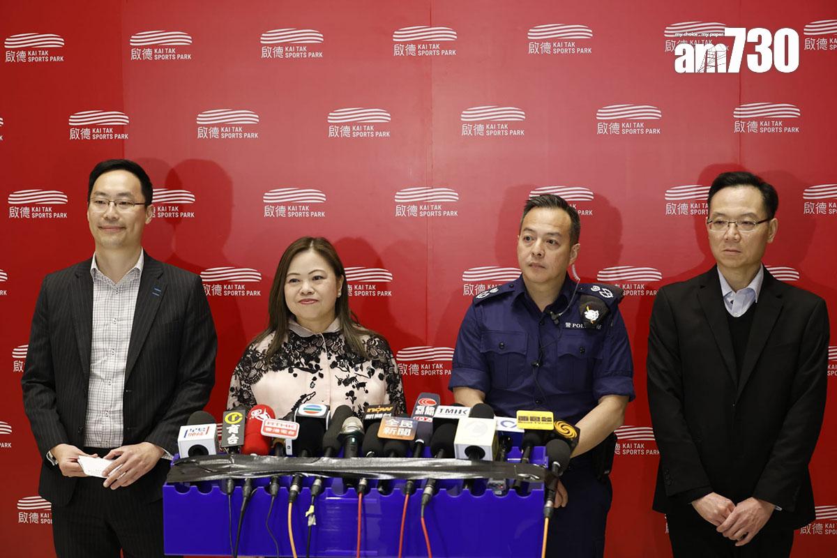 羅淑佩(左二)、蔡健斌(左一)、跨部門演練小組執行長周一鳴(右二)和鄒炳基(右一)等交代演練結果和散場情況。(林俊源攝)