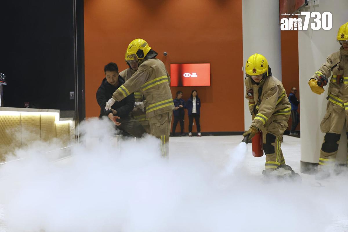 啟德體育園舉辦大型演練,模擬有入場人士的流動充電器起火和冒煙。(林俊源攝)