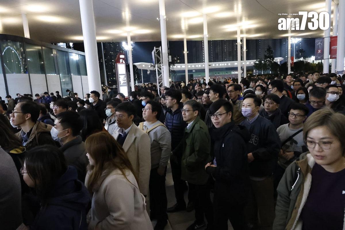 啟德體育園舉辦大型演練,約5萬名觀眾傍晚起陸續入場。(林俊源攝)