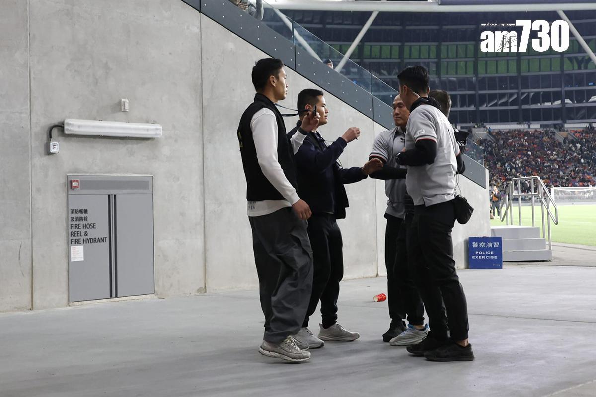 啟德體育園舉辦大型演練,模擬有入場人士在場館投擲物品。(林俊源攝)