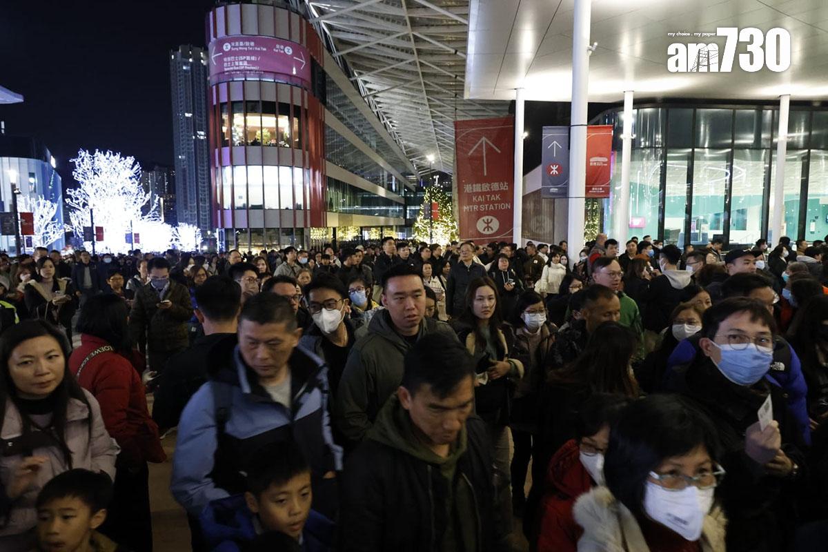 啟德體育園舉辦大型演練,約5萬名觀眾傍晚起陸續入場。(林俊源攝)