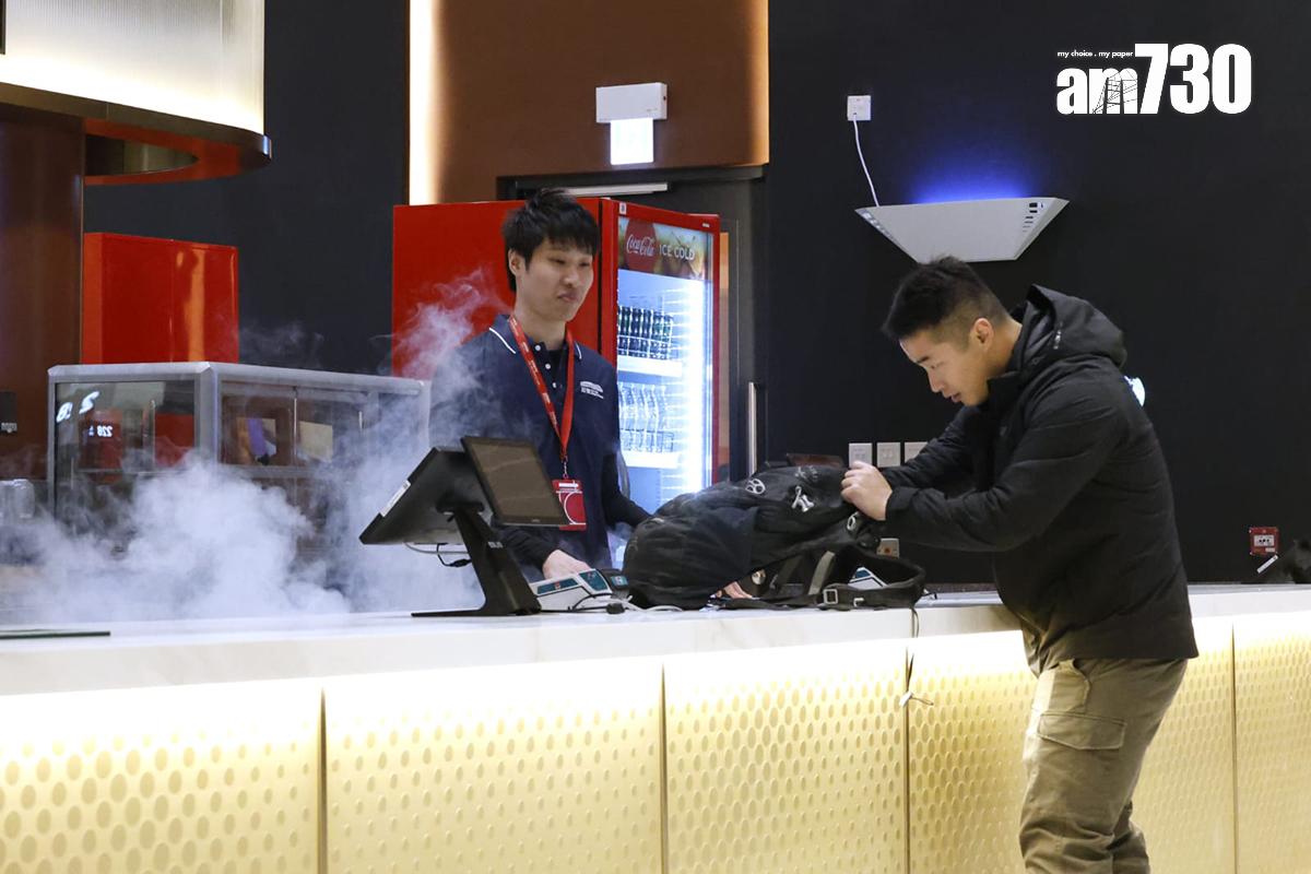 啟德體育園舉辦大型演練,模擬有入場人士的流動充電器起火和冒煙。(林俊源攝)