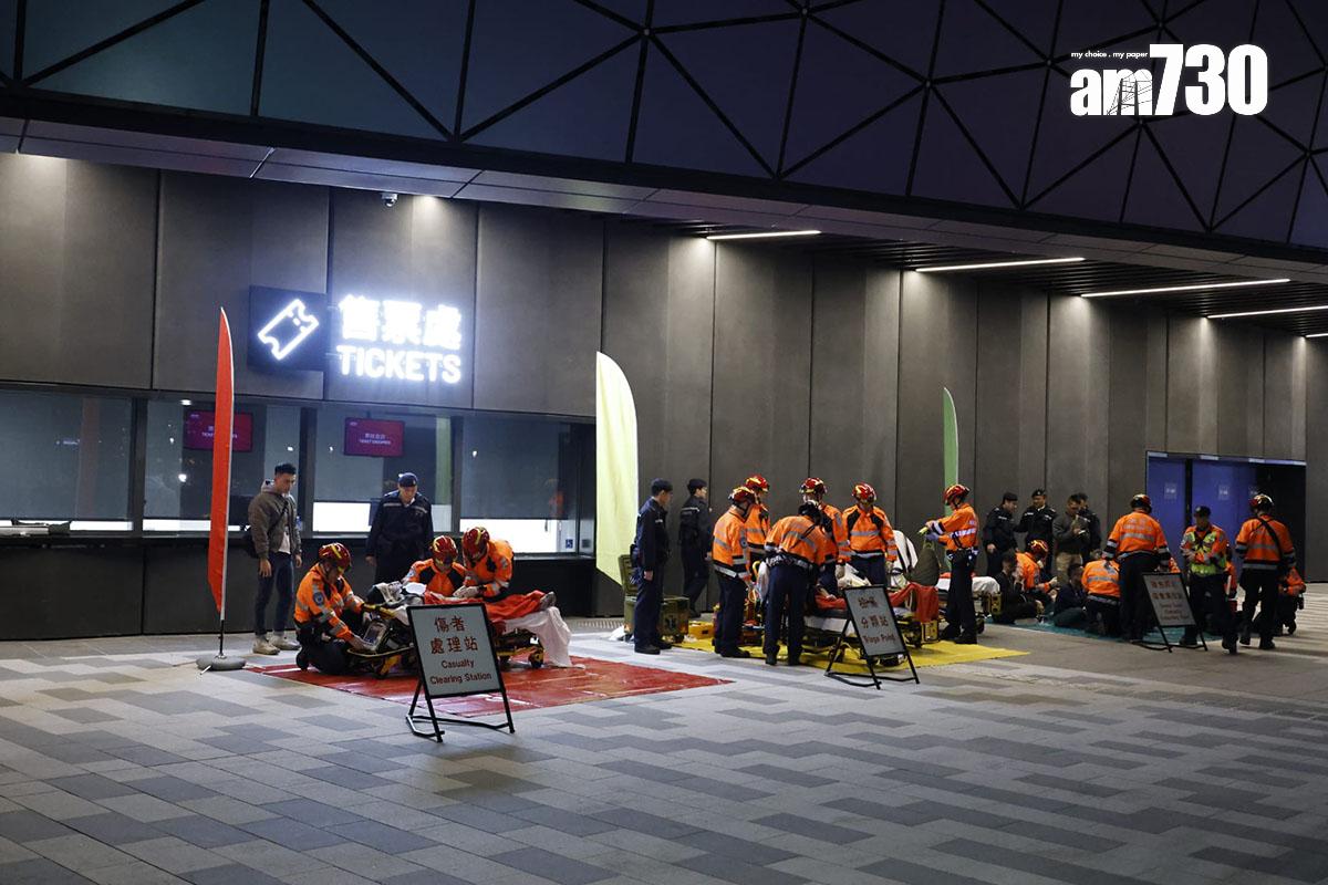 啟德體育園在測試賽後模擬觀眾席火警和冒白煙,有傷者需要分流和送院。(林俊源攝)