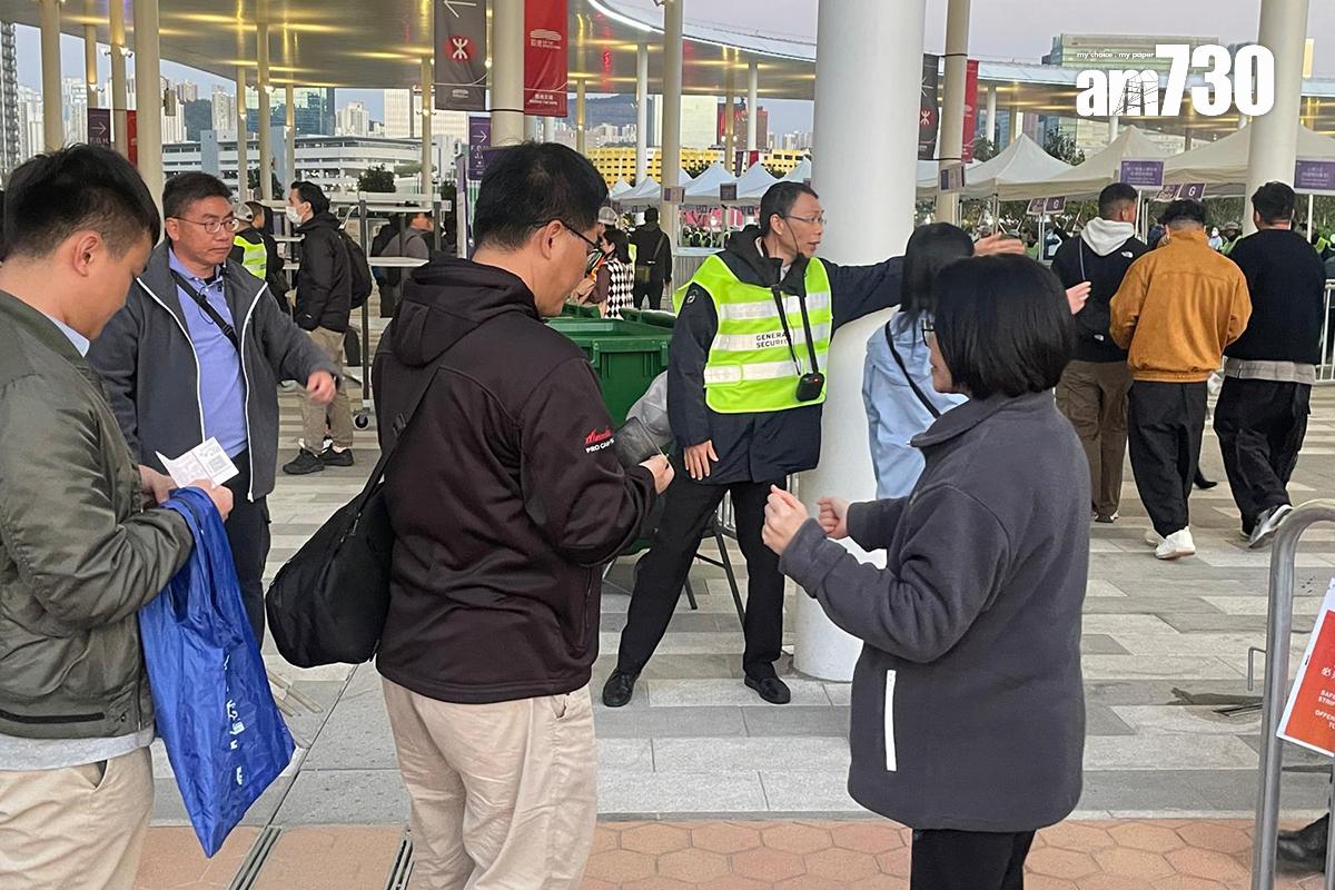 啟德體育園晚上進行第五次演練,觀眾下午5點45分起陸續進場。(陳家莉攝)