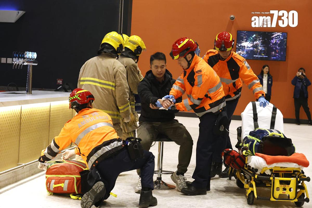 啟德體育園舉辦大型演練,模擬有入場人士的流動充電器起火和冒煙。(林俊源攝)