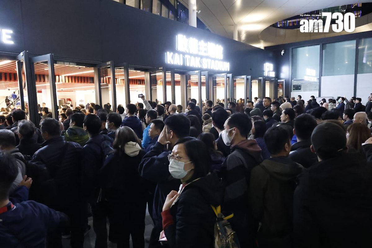 啟德體育園舉辦大型演練,約5萬名觀眾傍晚起陸續入場。(林俊源攝)