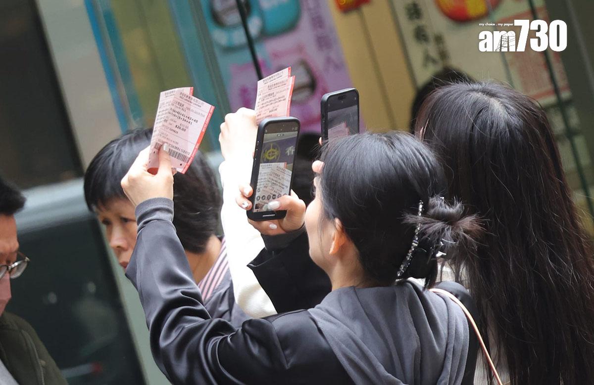 六合彩新春金多寶今晚攪珠,有市民投注後拍照留念。(吳康琦攝)