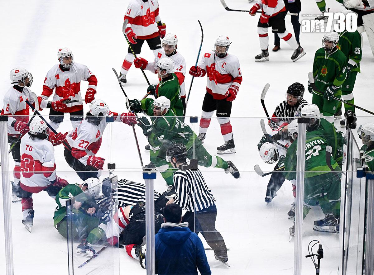 冰球港隊在戰勝土庫曼後與對方爆發激烈肢體衝突,有港隊球員遭圍毆。(新華社)