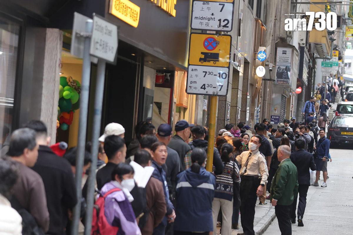 六合彩新春金多寶今晚攪珠,中環士丹利街投注站外大排長龍。(吳康琦攝)