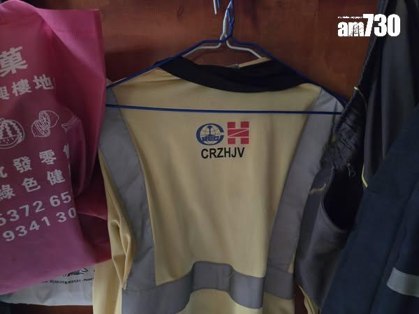 木屋內的工人服疑屬旁邊地盤工人(讀者提供)