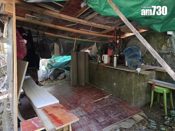 舊牛奶公司牧場遺址的牛飲水缸被鋪上木板,放置雜物(讀者提供)