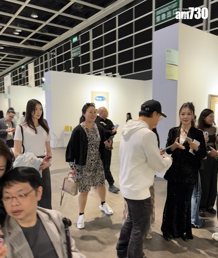 方力申跟其他人合照時,葉萱會站在一旁。(娛樂組攝)