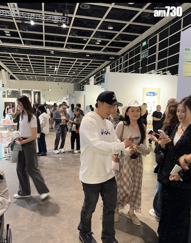 方力申跟其他人合照時,葉萱會站在一旁,見到有人舉機拍她時即閃走。(娛樂組攝)