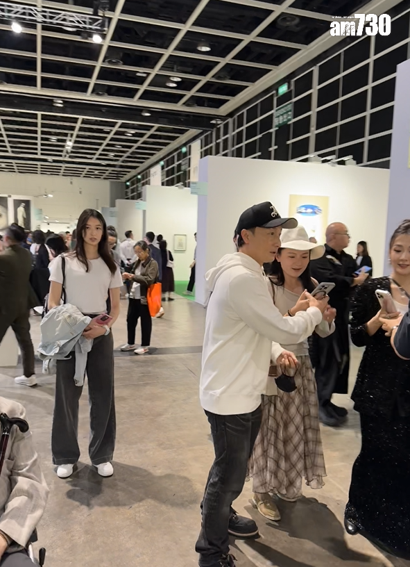 方力申跟其他人合照時,葉萱會站在一旁,見到有人舉機拍她時即閃走。(娛樂組攝)