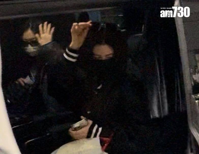 (後)Haerin、(前)Danielle向fans和記者揮手。(娛樂組攝)